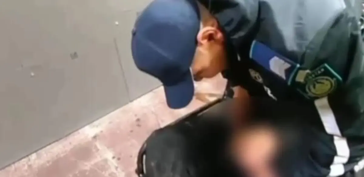Момент оказания помощи. Скрин видео, предоставленного пресс-службой департамента полиции на транспорте