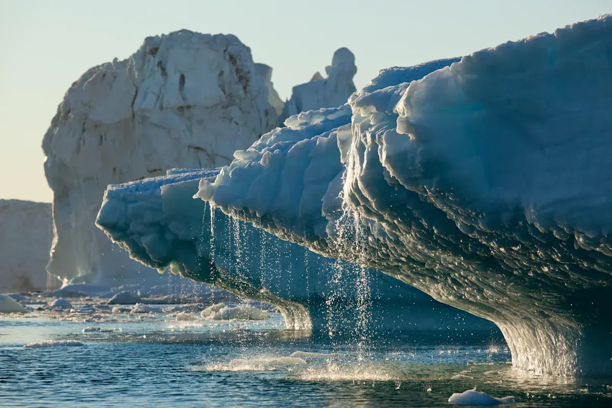 Фото: Icebergs melting in Greenland. (Getty)