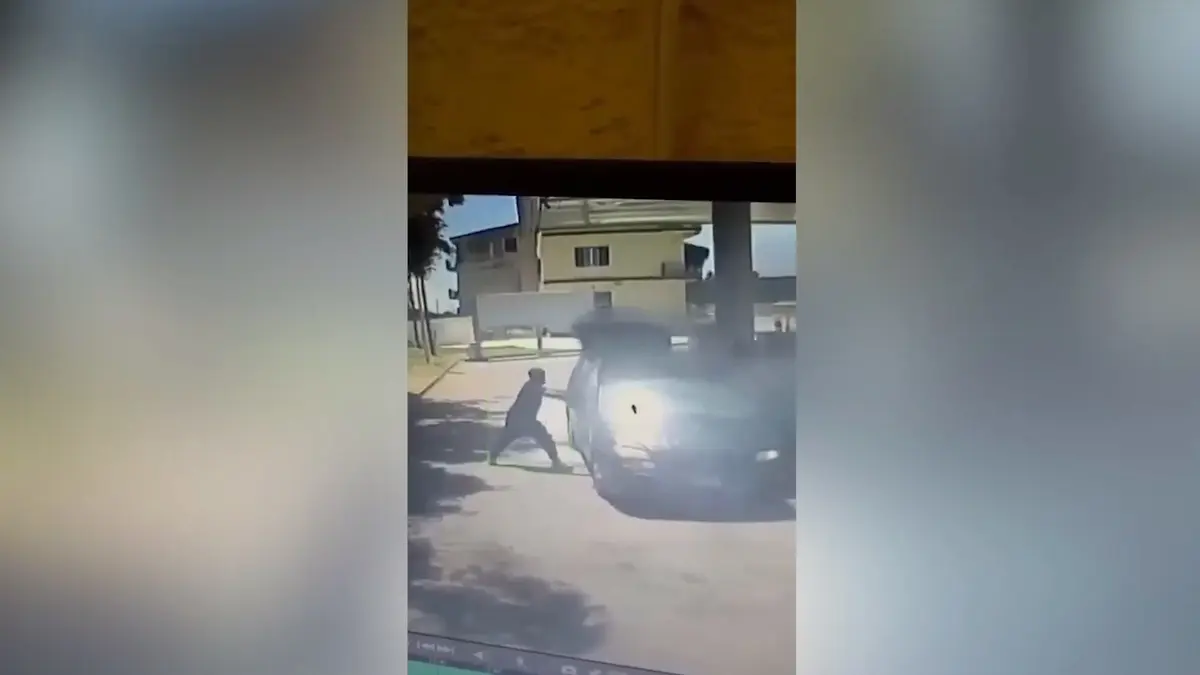 Мигрантов заперли в машине на заправке и подожгли (видео)