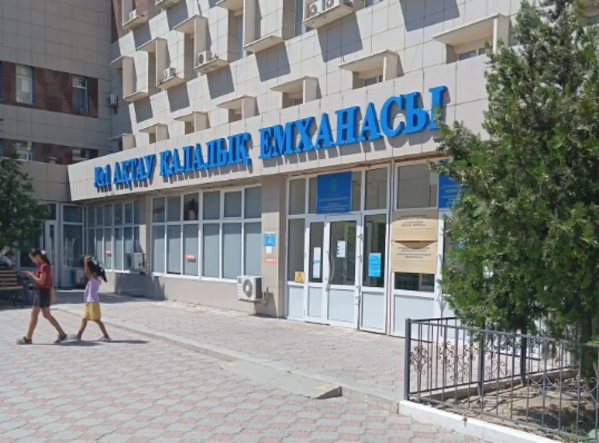 В Актау пожаловались на сбои Damumed и большие очереди в поликлиниках