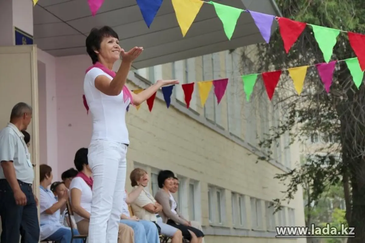 «Встречаем очередной поток». Фото из архива «Лада»