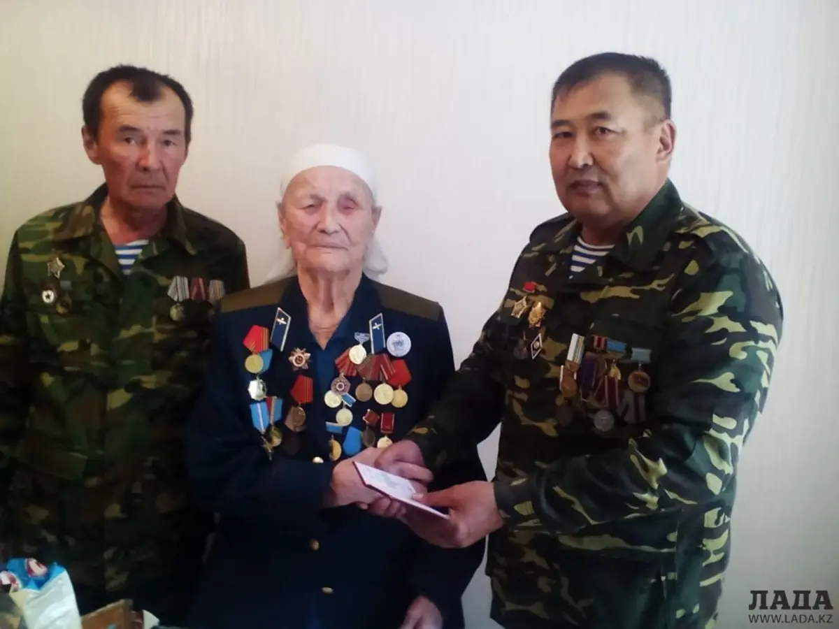 Вручение нагрудного знака К.Умбеталиной. Фото предоставлено "Боевым братством"