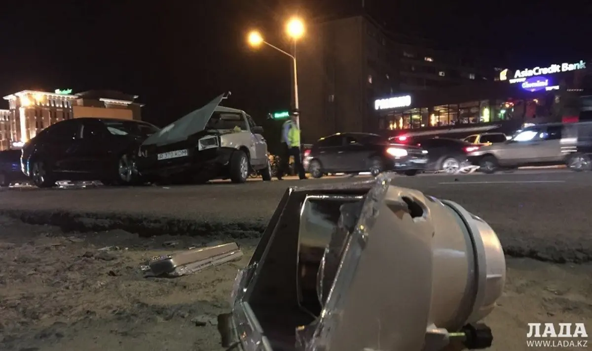Японский автомобиль протащил "Ладу" почти 30 метров. Фото Рашида Исмагилова