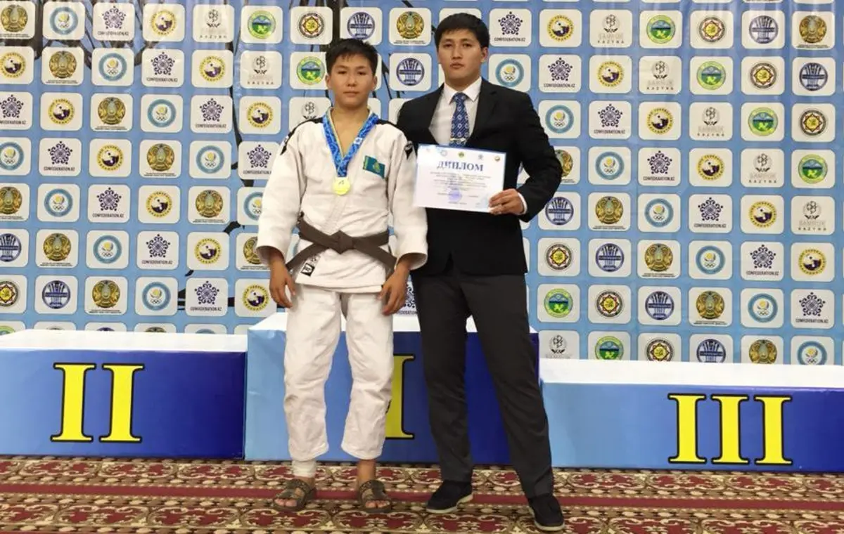 Чемпион со своим наставником. Фото предоставлено спортшколой "Жас батыр"
