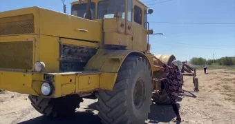 В Атырау мальчик залил в бак трактора шубат