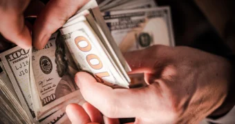 Миллиардер раздал землякам по 70 тысяч долларов в Южной Корее