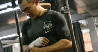 "На меня напали с ножом". Бейбут Шуменов рассказал о конфликте в ТРЦ