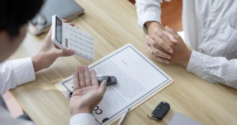 В Amanat предлагают легализовать "помогаек" в ЦОНах