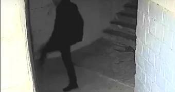 Пытался открыть дверь лифта ногой