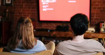 Почему нельзя засыпать перед телевизором, объяснила казахстанский врач