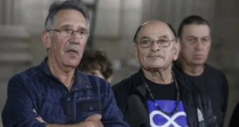 Двое канадцев добились извинений за подмену при рождении