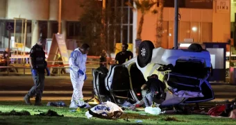 В Тель-Авиве автомобиль въехал в толпу, водитель стрелял в прохожих