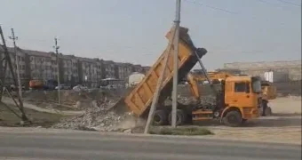 Запредельная наглость: грузовик высыпает строительный мусор посреди дня