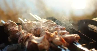 Врач развеял миф про "шашлычок под коньячок"