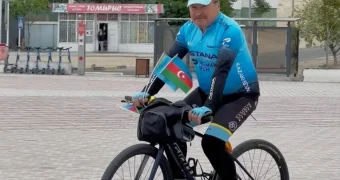 Пенсионер поехал на велосипеде из Актау в Париж