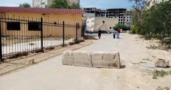 Появление бетонного блока на оживленном тротуаре удивило актаусцев