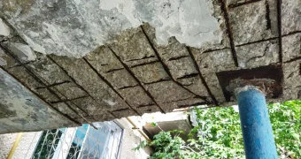 Козырек обрушился перед коляской с грудничком в Актау