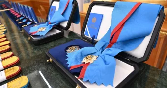 Президент Казахстана вручил государственную награду пограничнику из Мангистау