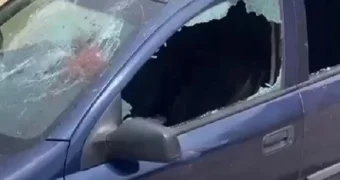 Разбили стекла в автомобиле: в Актау словесная перепалка закончилась дракой