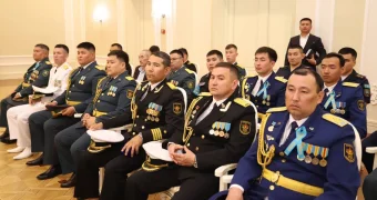 Аким Мангистау наградил оказывавших помощь в борьбе с паводками в Атырау военнослужащих