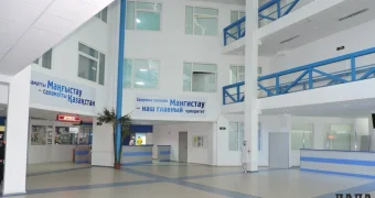 Врачи Актау рассказали о состоянии упавшего на крышу кафе мужчины