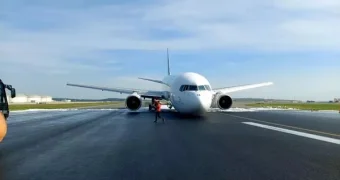 Приземление самолета без переднего шасси сняли на видео в Стамбуле