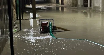 В Мунайлинском районе возводят ограждения против проникновения дождевой воды в жилые массивы