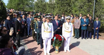 Жители Мангистау возложили цветы к Вечному огню в память о погибших в ВОВ