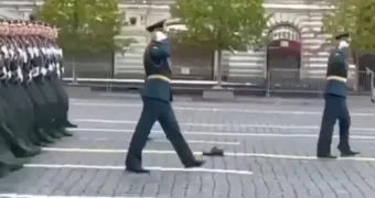 Участник парада Победы на Красной площади потерял ботинок и пошел дальше. ВИДЕО