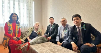 Аким города Актау поздравил ветеранов тыла с праздником