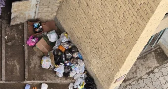 Заварили мусоропровод: жители одной из многоэтажек в Актау устроили мусорный бунт
