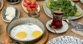 Названы два продукта на завтрак, которые помогут очистить сосуды