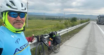 Из Актау в Париж: пенсионер на велосипеде добрался до Грузии