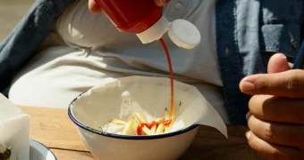 Томатные секреты: как полезно использовать кетчуп в автомобиле