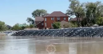 В Атырауской области продолжает прибывать вода в реке Жайык - МЧС