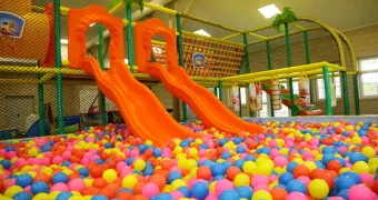 Девочка сорвалась с высоты в игровом центре Атырау