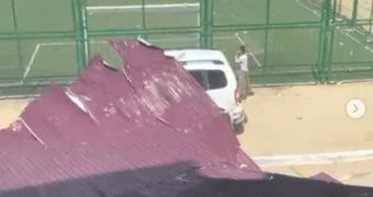 В Жанаозене с крыши дома упал шифер на припаркованный автомобиль