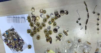 У казахстанки изъяли контрабандную «ювелирку» в аэропорту Актау