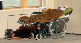 Женщина с сыном-инвалидом ночевала у дверей акимата Мангистауской области