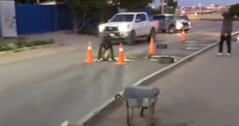 Своими силами: жители Мангистау самостоятельно латают дороги