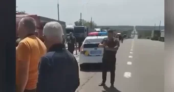 Сотни фур перекрыли трассу Киев - Одесса. Украинские дальнобойщики протестуют против нового закона о мобилизации