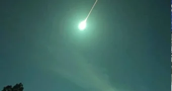 Жители Португалии сняли на видео большой синий метеорит