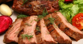 Эксперты назвали самое вредное мясо