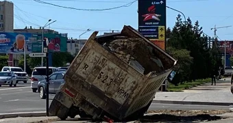 В Актау грузовик частично провалился в яму возле здания «Три богатыря»