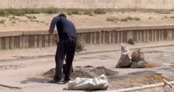 Житель Актау самостоятельно заделал яму на дороге у дома женщины-инвалида