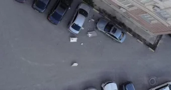 Карниз рухнул с высотки на машины в Актау