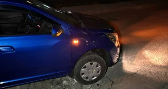 В Актау автомобиль провалился в яму из-за просевшего асфальта