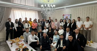 В честь 20-летия со дня окончания школы выпускники Жанаозена подарили своему учителю жилье