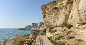 В Актау 12-летний ребенок сорвался со скалы в 4А микрорайоне