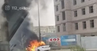 Легковушка загорелась на дороге в Актау